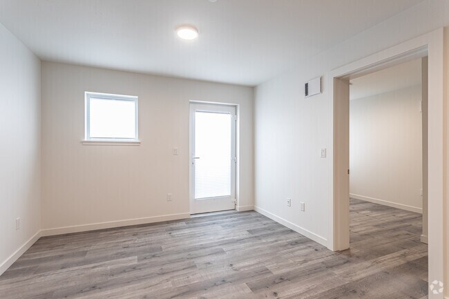 2BR, 2BA - 740SF