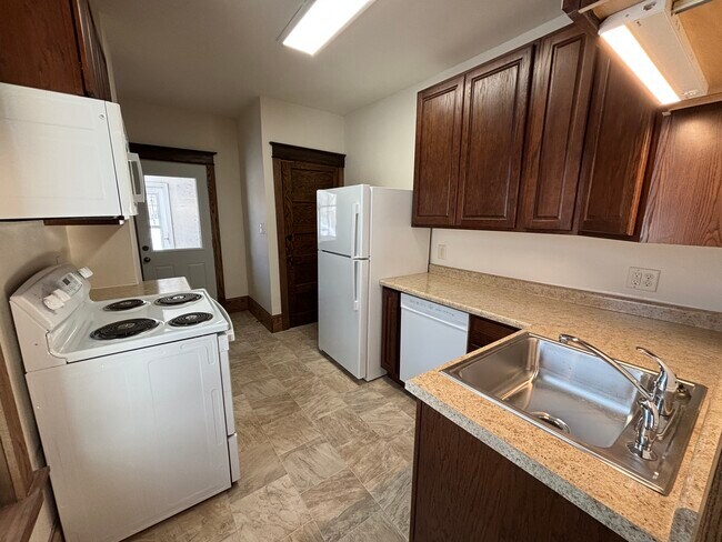 Direct access to coin-operated laundry in building. - 1001 S Barstow St Unit 1