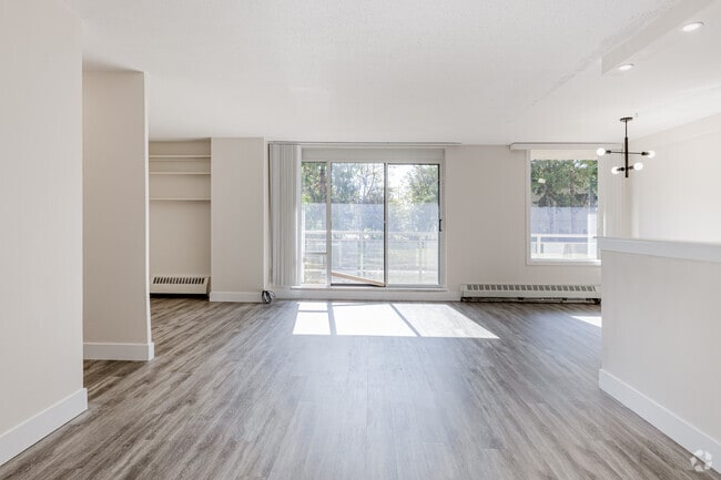 Interior Photo - 1126-1154 Adelaide Street North