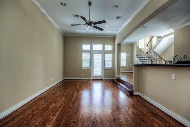 Photo - 940 W 26th St