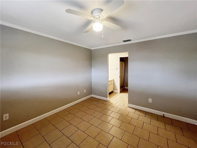 Building Photo - 4530 SW 10th Ave Unit 202