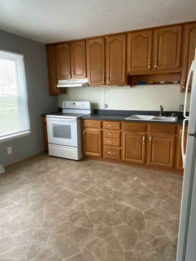 3 Bedroom, 1 Bath with Double Stall Detach... House House Rental in