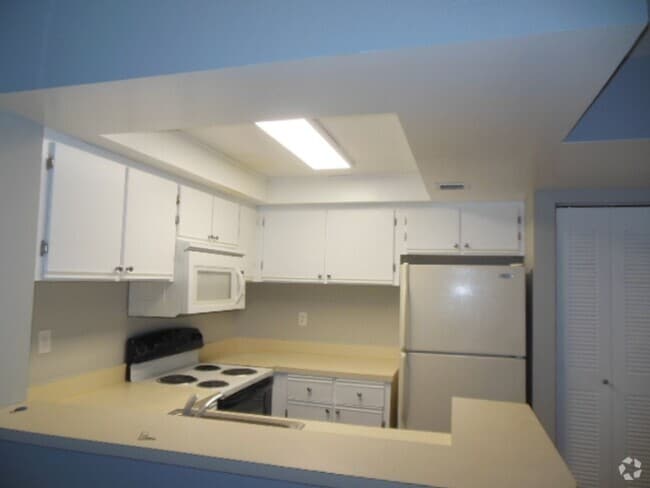 Building Photo - ONE BEDROOM ONE BATHROOM !! WATERFRONT COM... Unit 15 Rental