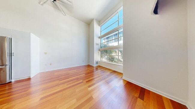 Building Photo - Bright & Modern 2BR/2BA Loft-Style Condo i... Unit #204
