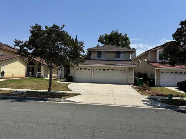 Building Photo - 4 bed 3 full bath house with 3 car attache...