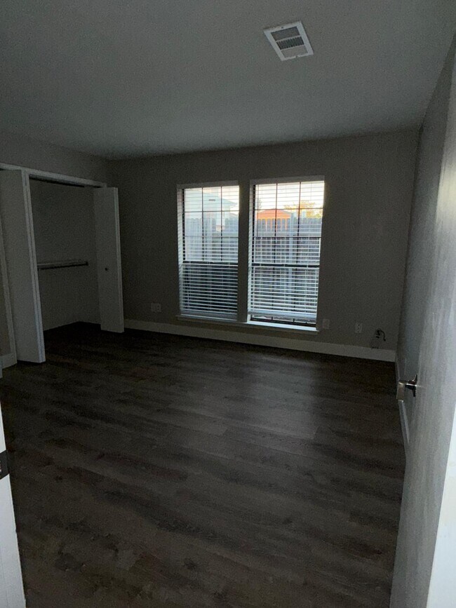 Photo - 211 Shrum Ct