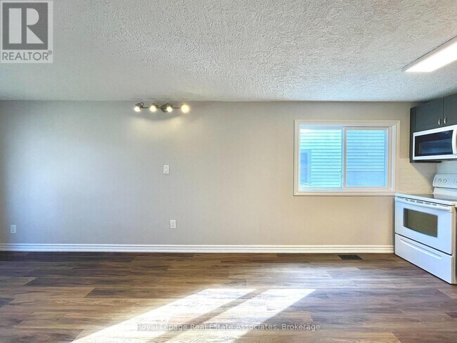 Photo - 2081 Snow Crescent