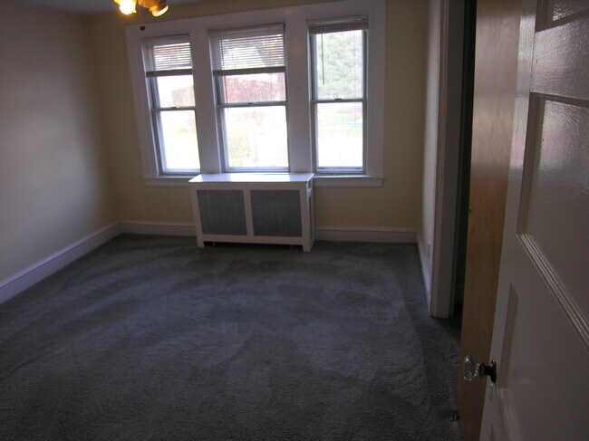 Photo - 577 Green Ln