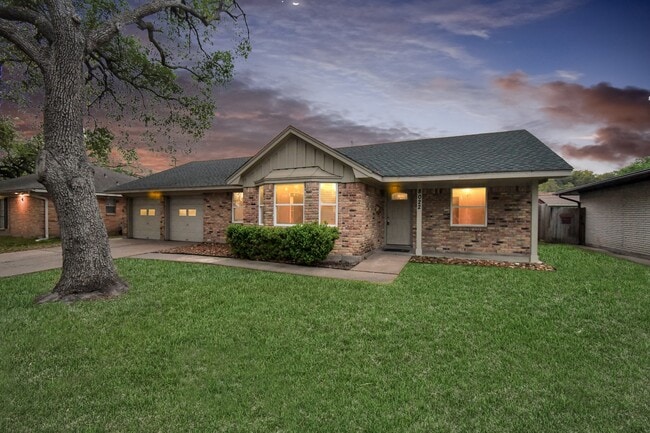 Building Photo - 8022 Sharpview Dr Rental