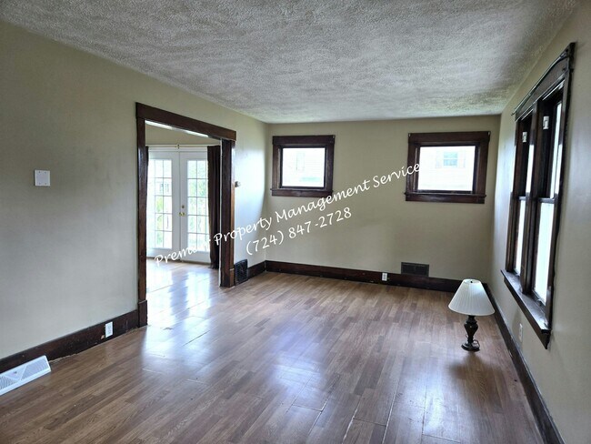 Photo - 407 Bridge St