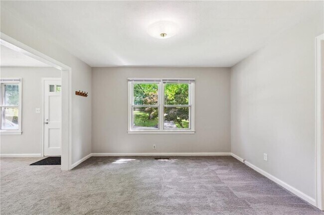 Photo - 1682 Bridgeport Dr NE