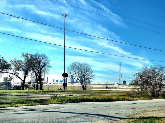 Photo - 3115 Christie St