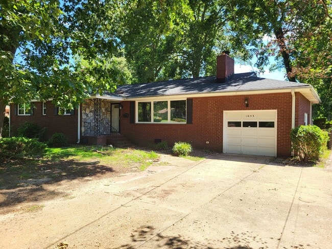 Photo - 1653 Sheppard Ave
