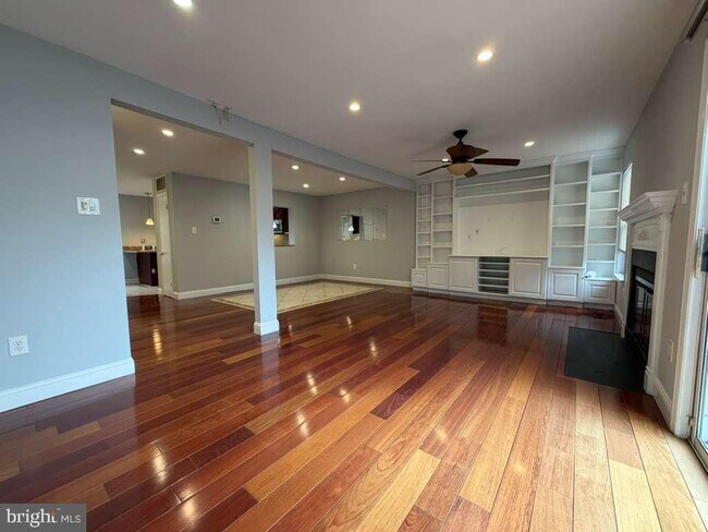 Photo - 10354 College Square