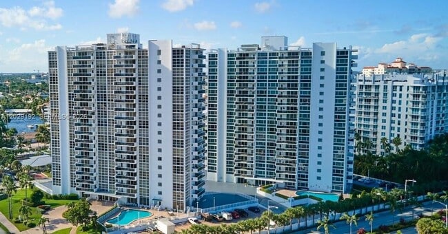 Building Photo - 2715 N Ocean Blvd Unit 2E