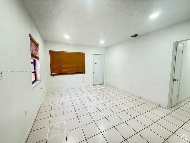 Building Photo - 526 E 54th St Rental