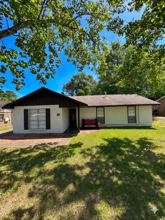 Building Photo - 728 Amity Ln