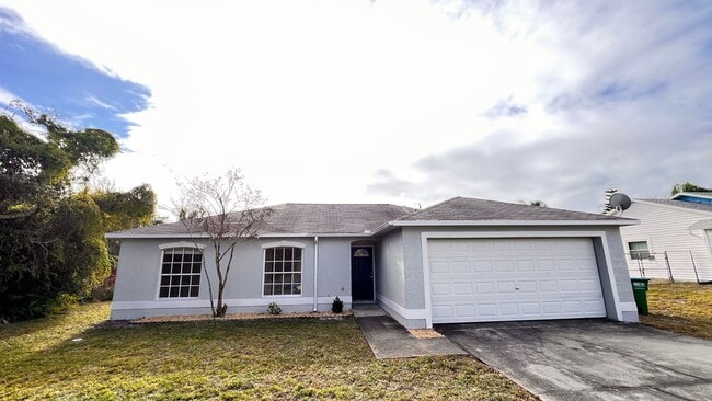 Building Photo - BEAUTIFUL 3/2 in Deltona