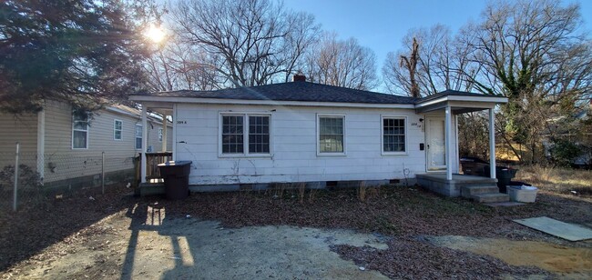 Building Photo - 2 Bedroom 1 Bathroom Duplex! Rental