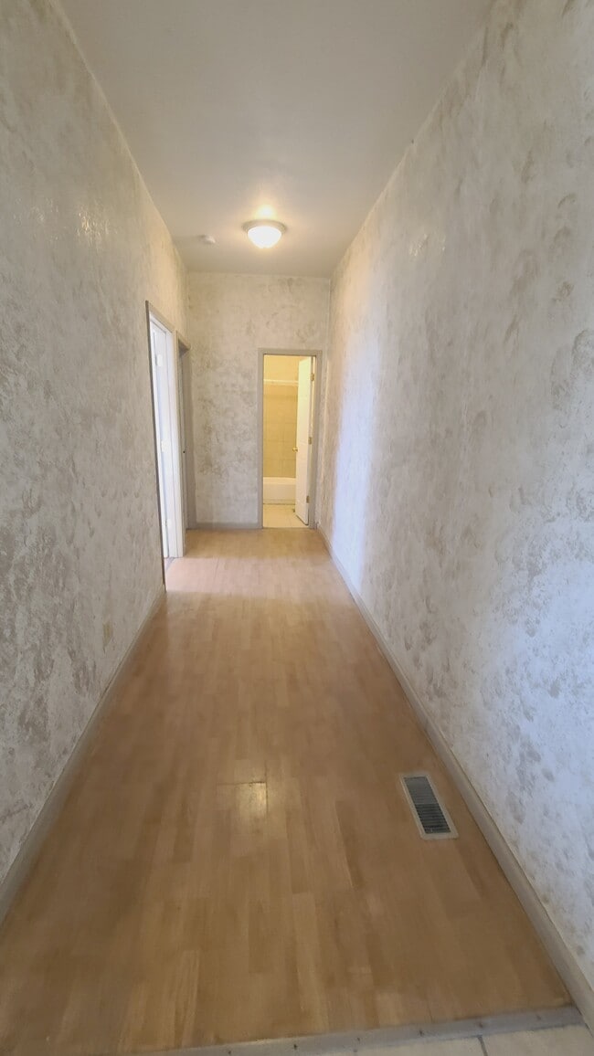 Sala - 2029 Bryan Ave Unidad 2029 Bryan Ave down