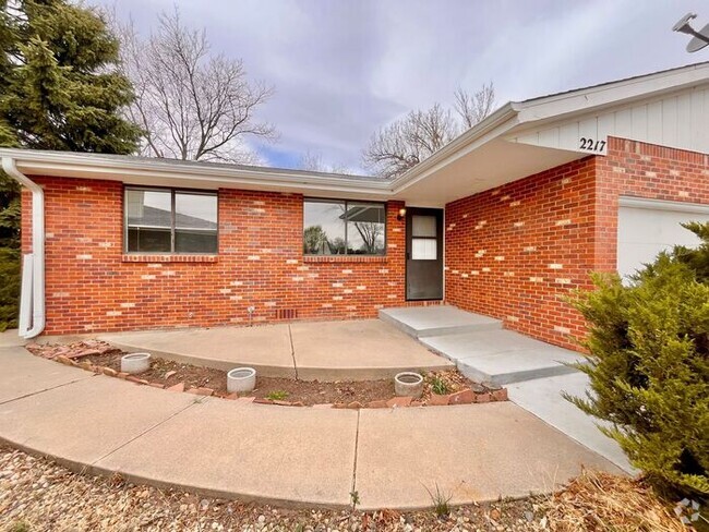 Building Photo - NEWLY UPDATED Beautiful Two bedroom, One b... Rental