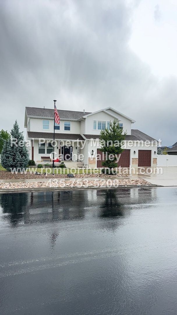 Building Photo - Stunning 5 bedroom home with office in Nibley!