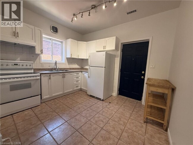 Photo - 359 Barton St E