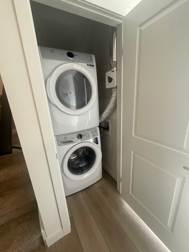 Photo - 824 Woolwich St