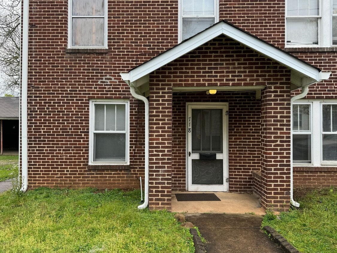 CHARMING MAIN LEVEL 1 BEDROOM APT NEAR THE... - CHARMING MAIN LEVEL 1 BEDROOM APT NEAR THE...