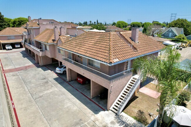 14033 Paramount Apts