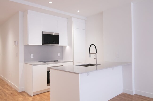 Building Photo - 3730 Chemin Queen Mary Unit 304