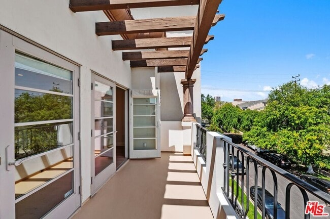 Photo - 1821 Fairburn Ave Unit 401