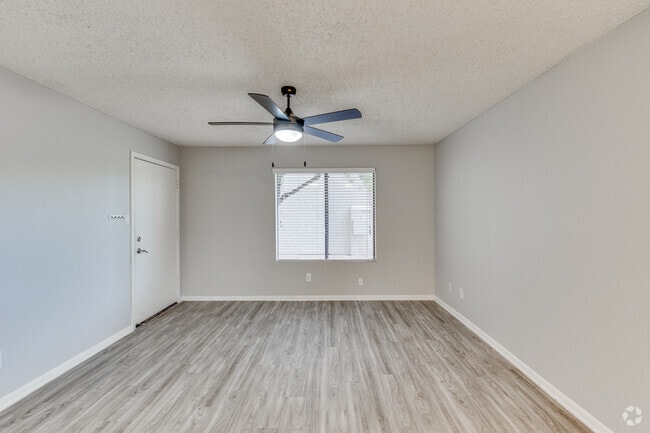 1BR, 1BA - 679SF - Living Room - Miramonte