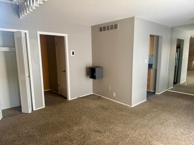 Photo - 5065 N Crooks Rd Unidad 52