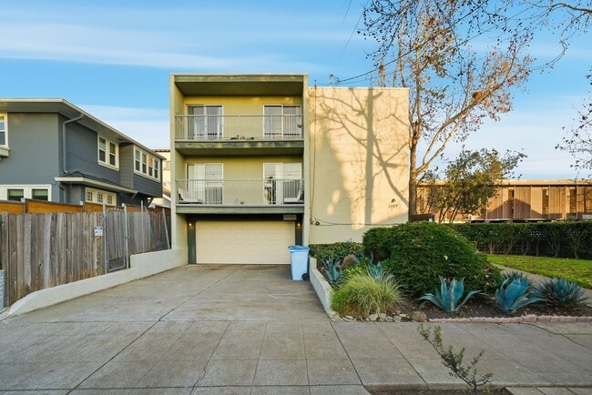 Building Photo - 3009 Dana St Unit C