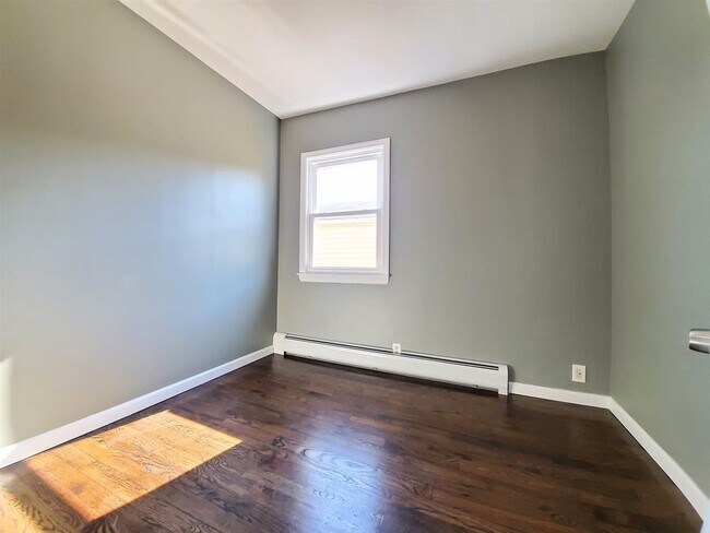 Photo - 100 W 21st St