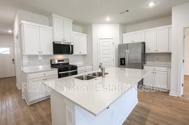 Photo - 203 Collie Ave