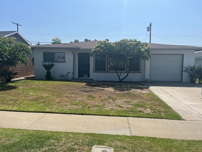 Lovely 3 Bedroom 1 Bath House with Garage - Lovely 3 Bedroom 1 Bath House with Garage