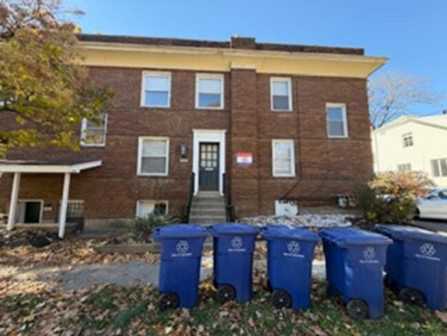 Building Photo - 2065 Summit St Unit 2065 Summit St