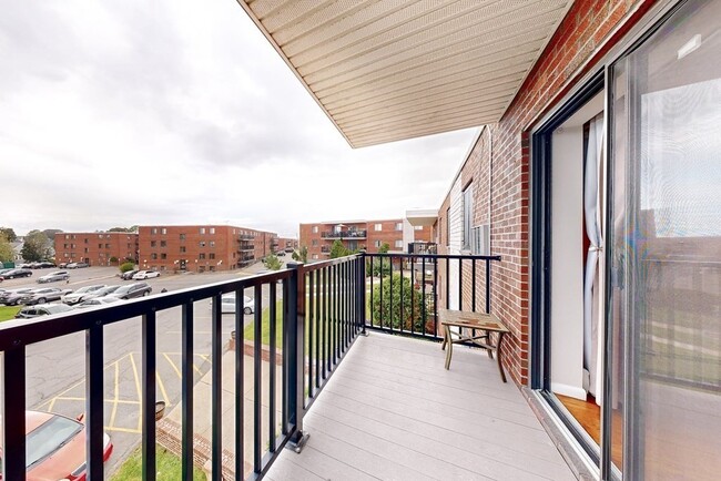 Building Photo - 1100 Governors Dr Unit 21