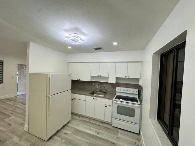 Photo - 1174 W 3rd Ave