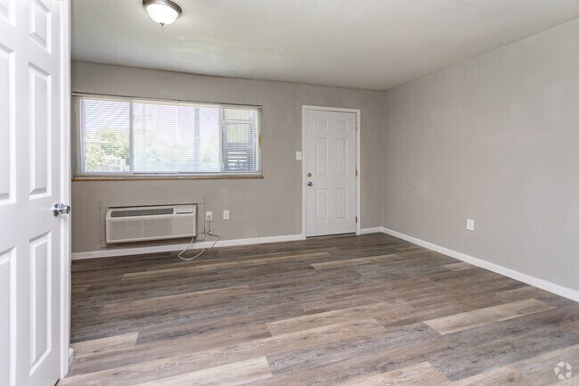 2BR, 1BA - 600SF - Living Room - Southmont Apartments