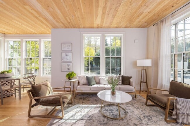 Classic Design with Thoughtful Finishes in... - Classic Design with Thoughtful Finishes in... Townhome