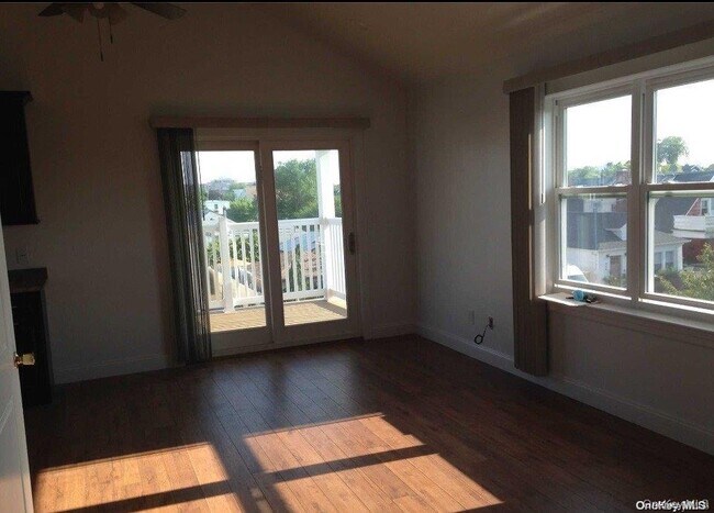 Photo - 469 E Hudson St