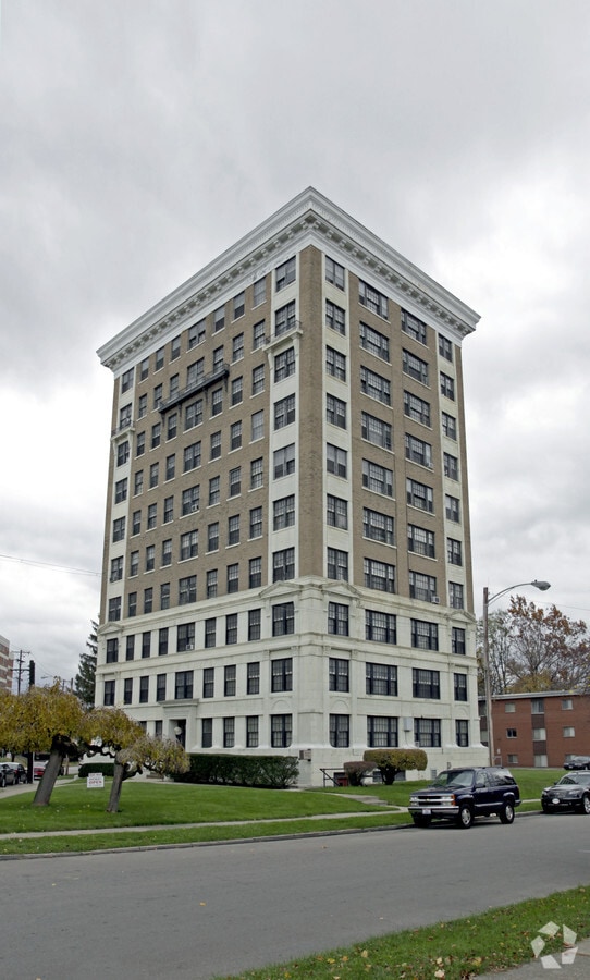 Commodore Apartments - Commodore Apartments