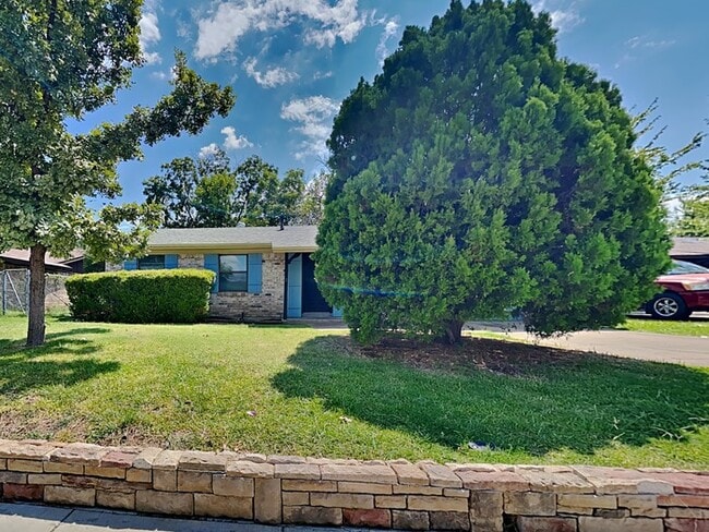 Building Photo - 2116 Crockett Dr Rental