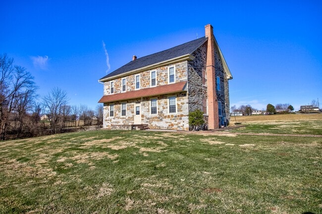 Building Photo - 796 Long Ln