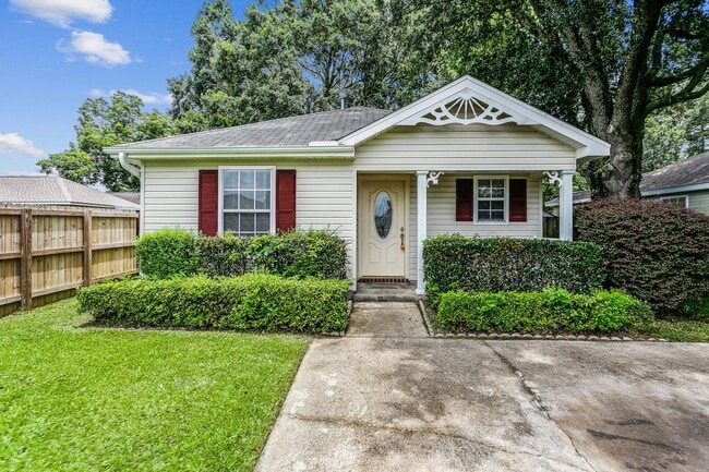 Building Photo - Adorable two-bedroom home with bonus room
