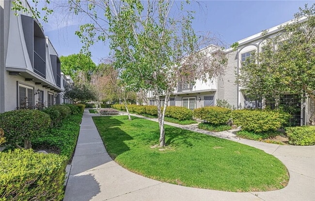 Building Photo - "Chic Woodland Hills Retreat: Spacious 1-B... Rental