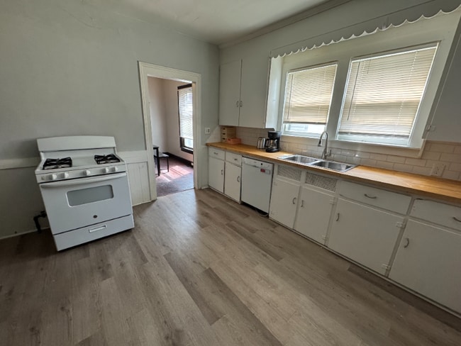 Photo - 405 Carrier St NE